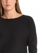 Buzo de silueta relajada confeccionado en tejido acanalado, con cuello redondo y mangas tres cuartos estilo japonés. Presenta un diseño fluido y cómodo.