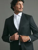 Traje de corte slim fit compuesto por saco de dos botones con silueta definida y solapas clásicas.
