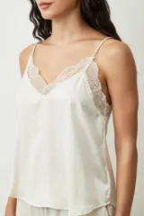 Blusa de tirantes finos en color negro, confeccionada en satén con sutiles brillos, destacando por un delicado detalle de encaje en el escote en V.