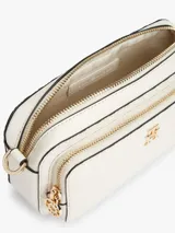 Cartera tipo cámara Tommy Hilfiger color beige, con acabado texturizado, monograma TH en bajo relieve y herrajes dorados. Cuenta con correa cruzada ajustable y extraíble, cierre de cremallera y un bolsillo exterior.