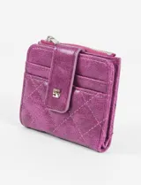 Tarjetero billetera de cuero vegano en color fucsia, con diseño acolchado y textura efecto craquelado. Cuenta con un compartimento principal con cierre metálico superior y un bolsillo frontal con solapa y broche a presión.