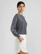 Sweater de escote bote, tejido en punto con lurex brillante. Presenta mangas largas con puños ajustados y un diseño de calce holgado.