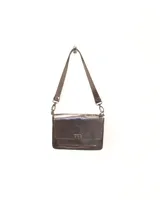 Minibag de cuero con acabado brillante, diseño rectangular con solapa frontal y cierre metálico. Cuenta con correa ajustable y herrajes metálicos.