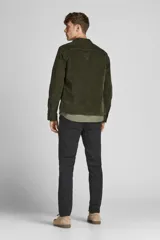 Pantalón chino negro de corte slim fit, con cierre de cremallera y confeccionado en tela con elastano.