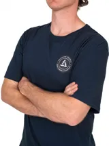 Remera azul marino de manga corta con gran estampado en la espalda que ilustra una escena de rugby junto al texto "Modo imparable".