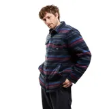 Camisa overshirt de micropolar con diseño a rayas horizontales multicolor. Cuenta con cuello clásico, cierre frontal de botones, dos bolsillos superiores con solapa y bolsillos laterales. El interior está forrado con tafeta acolchada para mayor abrigo.