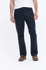 Pantalón de corte regular con diseño de cinco bolsillos, confeccionado en tejido de algodón con elastano. Presenta cierre frontal con botón y cremallera, y cuenta con logo bordado sutil en uno de los bolsillos.