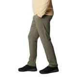 Pantalón chino Columbia modelo Sage Peak, color verde militar, con tecnología Omni-Shield que repele líquidos y manchas. Cuenta con bolsillos laterales, bolsillos traseros, presillas para cinturón y corte de pierna recta.