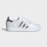 Championes Adidas Superstar II, color blanco con las icónicas tres tiras y talón en acabado plateado texturizado con efecto reptil. Presenta la clásica puntera de caucho con relieve y suela de goma blanca.