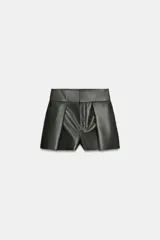 Shorts de tiro alto y efecto piel en color negro, con pliegues en la parte delantera y cierre frontal con cremallera y ganchos metálicos.