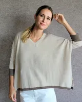 Sweater color crudo con escote en V y mangas 3/4.