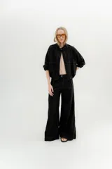 Pantalón de lino y algodón negro, de tiro medio y piernas anchas.