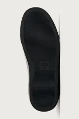 Zapatillas de cordones de estilo minimalista, color negro, con diseño liso, horma redonda, forro interior en tono contrastante y suela de goma texturizada.