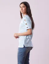 Remera de algodón a rayas horizontales blancas y negras, con cuello redondo y mangas cortas con aberturas entrelazadas.