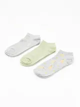 Pack de tres pares de soquetes tobilleros con diferentes diseños: uno gris liso, uno verde con rayas horizontales y uno gris con estampado de ositos amarillos.