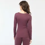 Camiseta de pijama color púrpura de canalé, con escote redondo y mangas largas.