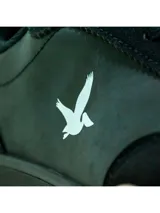 Championes deportivos Santa Barbara Loop para hombre, de color blanco con detalles en verde y suela de goma marrón. Presentan cordones blancos y el logo de la marca en el lateral.