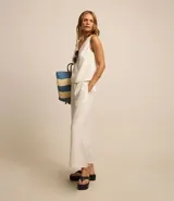 Pantalón pantacourt de viscosa color blanco, con bolsillos laterales y cierre con botones delanteros.