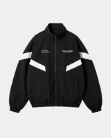 Campera deportiva negra con cuello alto, cierre frontal completo y diseño oversize. Cuenta con bandas blancas diagonales en las mangas y el torso, y texto estampado en el pecho.