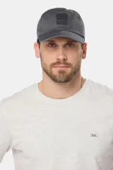 Gorra de béisbol azul de lona con logo en el frente.