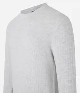 Suéter masculino de cuello redondo y manga larga, confeccionado en tejido de malla con textura de cuadros grid. Presenta un diseño minimalista y versátil, ideal para diversas ocasiones.