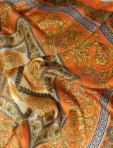 Pañuelo cuadrado de satén negro con estampado de estilo barroco en dorado y blanco.