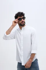 Camisa de lino y algodón color blanco, con cuello mao y mangas largas con puños abotonados. Corte semi slim y cierre frontal con botones.