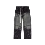 Pantalón de jean estilo baggy con efecto lavado degradado en color negro. Presenta costuras decorativas en forma de cruces y cordones largos en la cintura.
