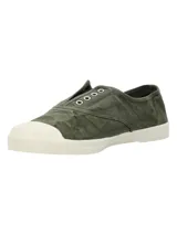Alpargatas de lona color verde militar, con suela y puntera de goma blanca, sin cordones y ojales metálicos decorativos.