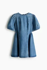 Vestido corto de denim de algodón con cuerpo entallado, cuello redondo, mangas cortas abullonadas y pollera acampanada con paneles y frunces.