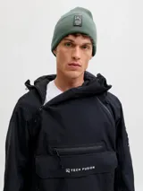 Gorro tipo beanie de punto en color verde, con diseño acanalado y parche rectangular frontal con logo de la marca.