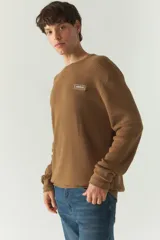 Sweater color marrón de tejido de punto con logo bordado en el pecho.