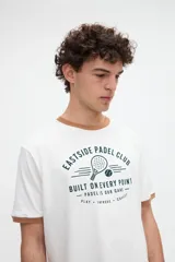 Remera negra de manga corta con cuello redondo y puños en contraste de color azul, con estampa frontal temática de pádel.