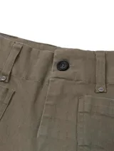 Pantalon de corte wide leg en color verde oliva, con tiro medio, cierre frontal con botón y bolsillos frontales tipo cargo.