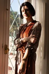 Chaleco de terciopelo azul con corte sastrero y botones al tono.