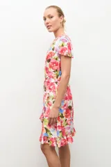 Vestido corto cruzado con estampado floral, escote en V, mangas cortas con vuelo, lazo ajustable en la cintura y detalle de volados en el borde inferior.