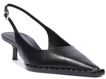 Zapato tipo slingback de cuero negro con taco bajo, punta fina y detalle de tachas metálicas en el borde de la suela.