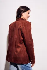 Blazer color marrón de gamuza sintética, corte clásico, con solapas y cierre con dos botones.