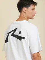 Remera blanca de manga corta con cuello redondo y un pequeño logo estampado en el pecho izquierdo.