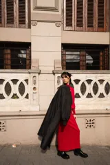 Campera bomber larga color negro, de nylon, con cierre frontal y bolsillos laterales.