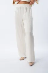 Pantalón palazo blanco con estampado animal print, cintura elastizada con lazo ajustable y corte amplio.