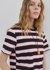 Camiseta de manga corta y cuello redondo, con diseño a rayas horizontales en tonos negro y rosado, corte recto.