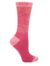 Calcetín de largo medio confeccionado en fibra de bambú, color fucsia con diseño estampado de árbol de pino en tonos rosados. Presenta el logo de la marca en el puño y en la puntera.