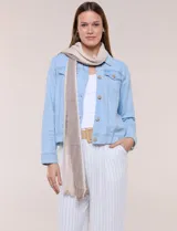 Pashmina plisada beige con detalles de lurex, flecos en los extremos y diseño texturizado.