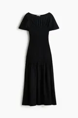 Vestido midi negro con escote bote, mangas cortas y cuerpo con sección fruncida elástica hasta las caderas, con falda evasé fluida.