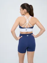 Top deportivo color gris azulado con diseño de espalda natación y el escudo del Club Nacional de Football en el centro.
