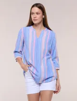 Blusa de silueta relajada con textura tramada, color azul con rayas verticales en tonos rosados, celestes y amarillos. Cuenta con cuello mao abierto en V y mangas tres cuartos amplias con pequeña abertura lateral en el puño.