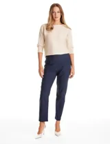Pantalón de corte slim fit en color negro, confeccionado en tejido técnico de alta densidad. Presenta una pretina ancha elastizada, diseño pull-on sin cierres ni botones, y cuenta con cinco bolsillos funcionales.