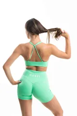 Short deportivo color verde menta, tiro alto, corte ajustado y largo a medio muslo.