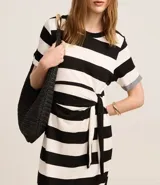 Vestido midi de viscosa con estampado de rayas horizontales en blanco y negro, cuello redondo, mangas cortas y lazo lateral en la cintura.